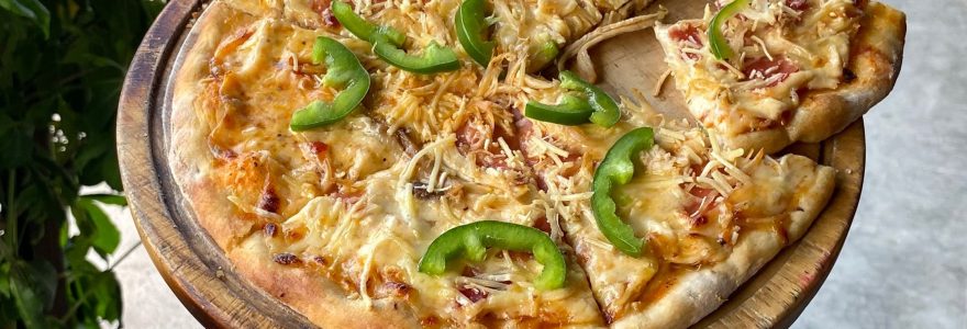 Pizza de jamón serrano, pollo des mechado y pimentón verde